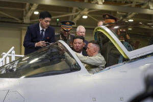 Russia-Corea del Nord, Kim visita fabbrica di aerei militari