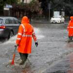 Maltempo, forti piogge su Milano: esondato Seveso, donna bloccata in auto in sottopasso allagato