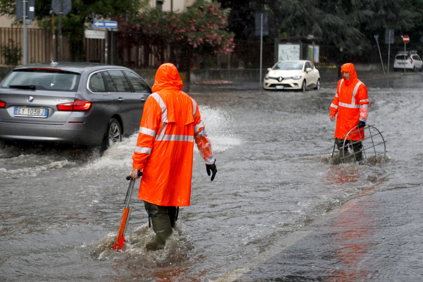 Maltempo, forti piogge su Milano: esondato Seveso, donna bloccata in auto in sottopasso allagato Maltempo, forti piogge su Milano: esondato Seveso, donna bloccata in auto in sottopasso allagato