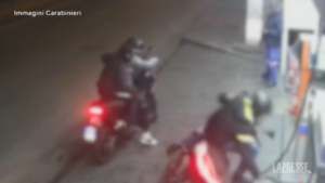 Napoli, tenta di rubare uno scooter e spara: il video