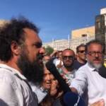 Lampedusa, protesta abitanti per ipotesi tendopoli: “Sarà carcere a cielo aperto”