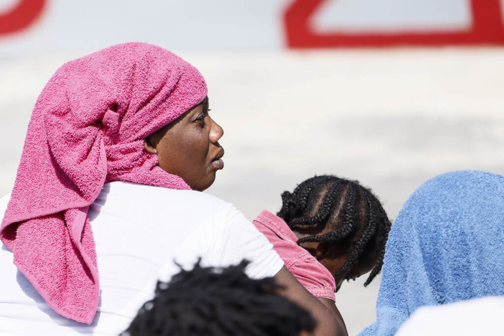 Galleria foto 'Migranti, situazione critica a Lampedusa: sbarchi e trasferimenti' - foto 11