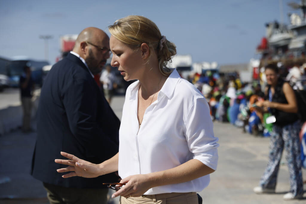 Galleria foto 'Migranti, situazione critica a Lampedusa: sbarchi e trasferimenti' - foto 12