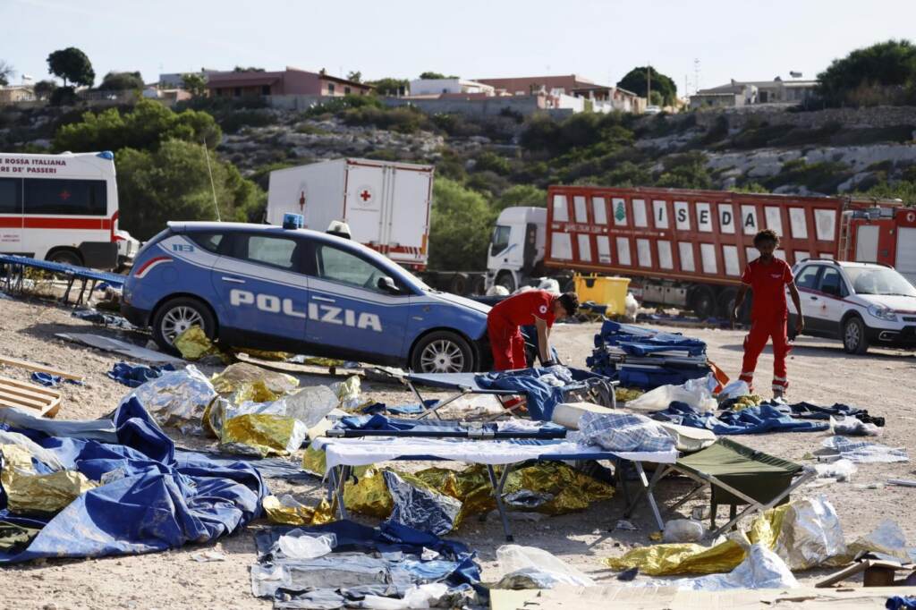 Galleria foto 'Migranti, situazione critica a Lampedusa: sbarchi e trasferimenti' - foto 13