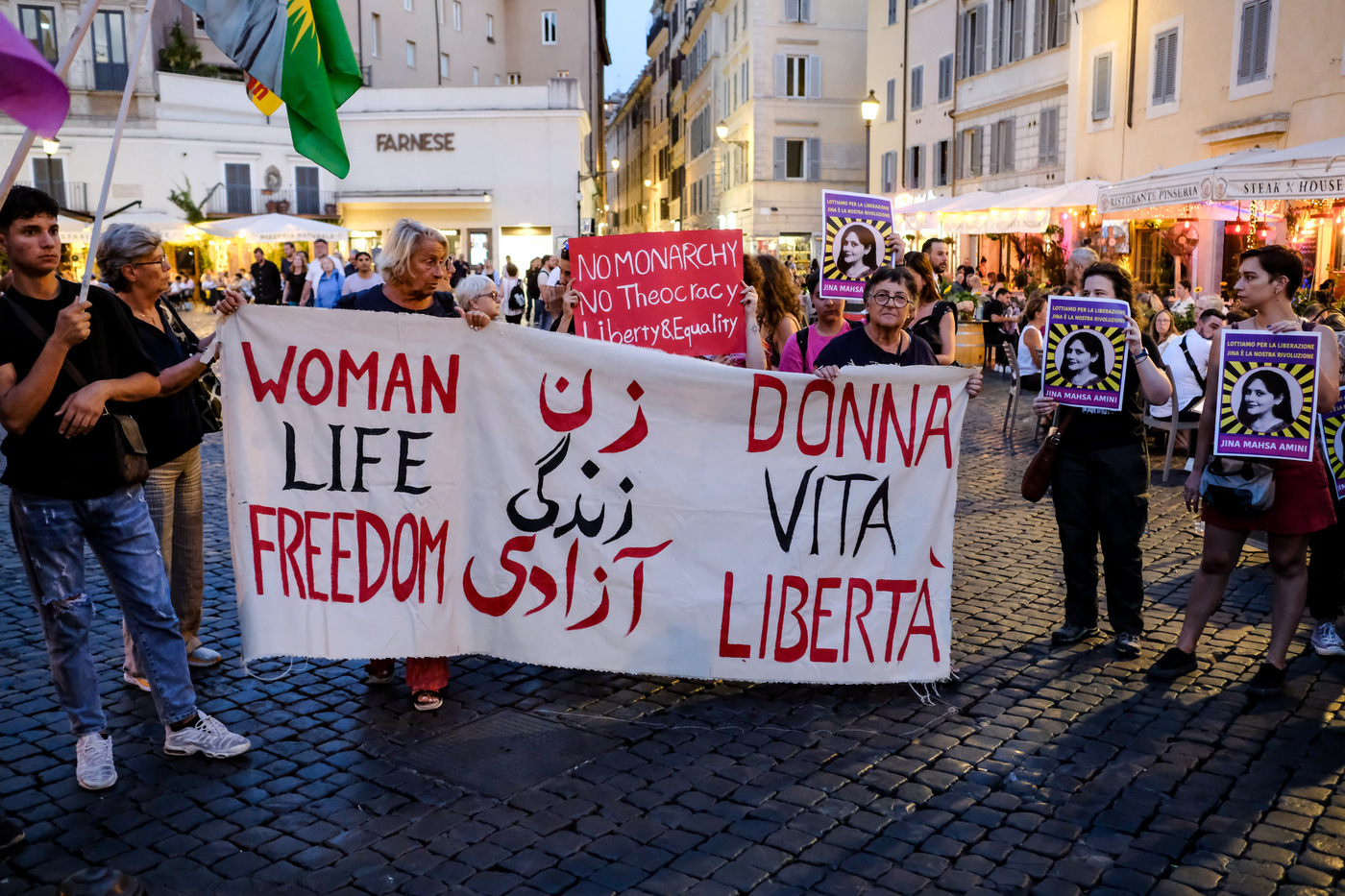 Mahsa Amini, ong: arrestato il padre, è ai domiciliari