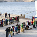 Migranti: Lampedusa, imbarchi al porto di Calapisana