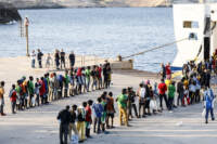 Migranti: Lampedusa, imbarchi al porto di Calapisana
