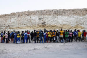 Migranti: Lampedusa, imbarchi al porto di Calapisana