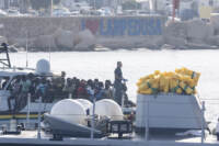 Migranti, sbarchi nella mattina al molo Favaloro sull'isola di Lampedusa