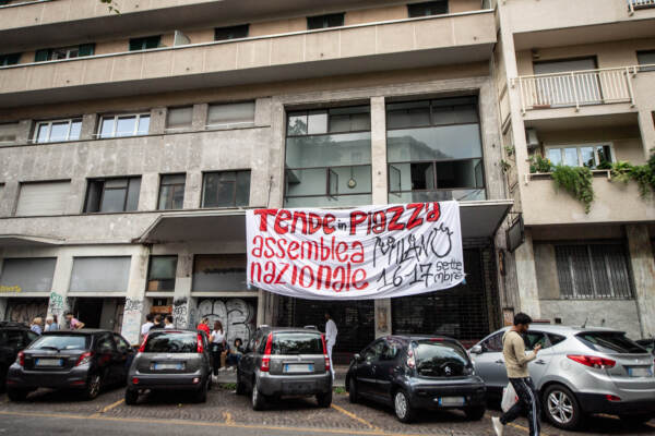 Tende in piazza occupa ex cinema Splendor in viale gran Sasso