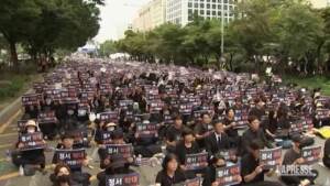 Seul, insegnanti in protesta di fronte al Parlamento