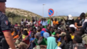 Migranti, migliaia ancora a Lampedusa: si attendono i trasferimenti