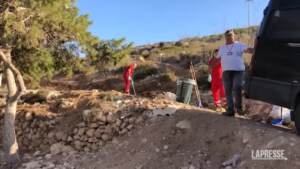 Migranti, pulizie all’hotspot di Lampedusa in attesa dell’arrivo di von der Leyen e Meloni