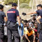 Migranti, caos a Porto Empedocle: fuga per cibo e acqua in paese