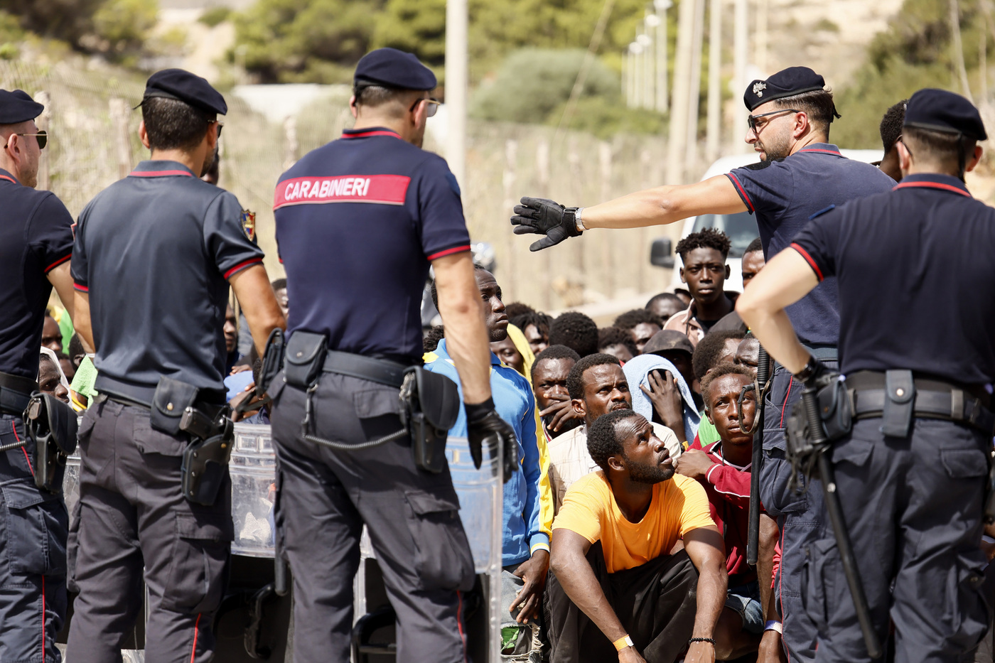 Migranti, caos a Porto Empedocle: fuga per cibo e acqua in paese