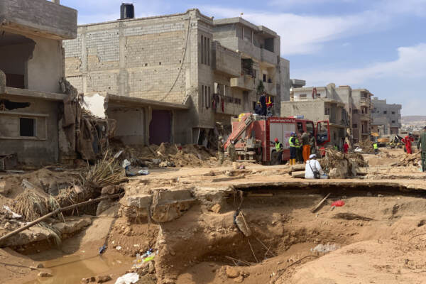 Alluvioni in Libia, famiglia estratta viva dalle macerie a Derna