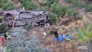 Perù, bus in un burrone: almeno 20 morti