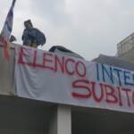 Milano, docenti occupano tetto Ufficio Scolastico Regionale