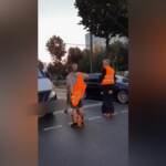 Clima, attivisti bloccano le strade di Berlino: aggrediti con spray al peperoncino