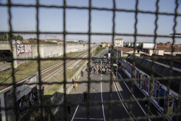 Milano, manifestanti bloccano via Corelli contro trasferimento dei primi migranti nel Cpr