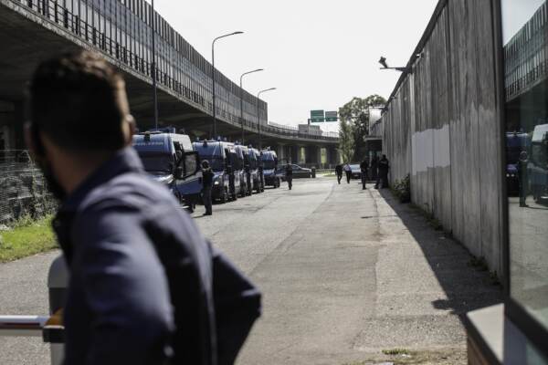Milano, manifestanti bloccano via Corelli contro trasferimento dei primi migranti nel Cpr