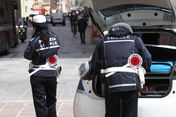 L'Emilia Romagna torna in zona gialla, controlli di routine delle forze dell'ordine a Bologna