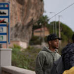 Migranti, militari francesi antiterrorismo presidiano confine Mentone