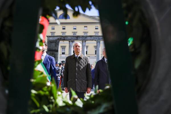 La posa delle corone in occasione del 78mo anniversario della liberazione d\'Italia al Sacrario dei Caduti di Milano