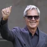 Baglioni: “Sono costretto a rimandare concerti per una tendinopatia”