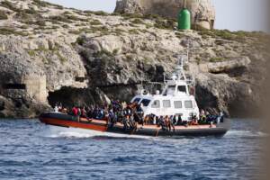 Lampedusa - Arrivati sull'isola 190 migranti provenienti dal Ghana su una barca della Guardia Costiera
