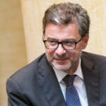 Manovra, Giorgetti: “Con aumento tassi 14 miliardi in meno”