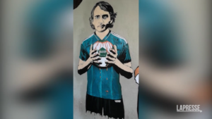 Calcio, Mancini e Bin Salman con pallone insanguinato in murales a San Siro