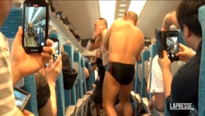 Giappone, carrozza di un treno si trasforma in un ring di wrestling
