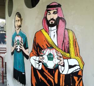 Mancini con Bin Salman e palloni insanguinati, il murales a San Siro
