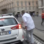 La fuga di Grillo e la disperata ricerca di un taxi