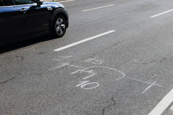 Rilievi dopo un sinistro stradale. In Italia nella notte tra il 20 e il 21 giugno, 6 persone sono morte in incidenti sulle strade