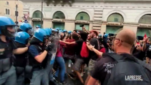 Roma, scontri tra manifestanti da Napoli per reddito di cittadinanza e polizia