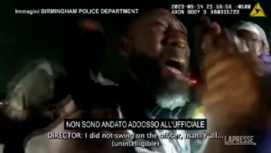 Usa, banda musicale rifiuta di fermare la musica: poliziotto stordisce direttore col teaser