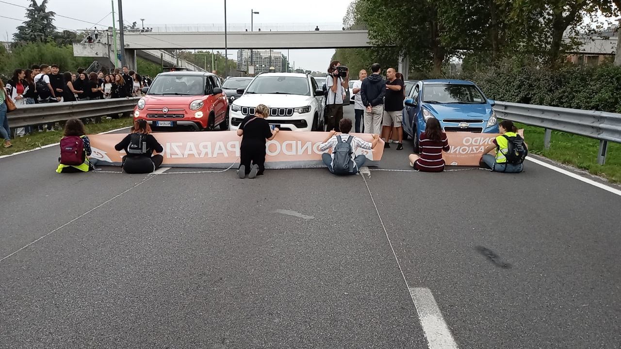 Clima, blocco stradale degli attivisti a Milano