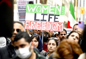 Iran, più sanzioni per le donne che non indossano il velo