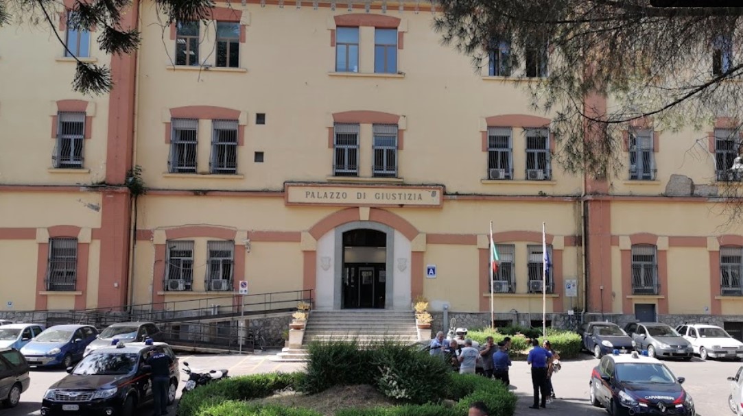 Salerno, ‘sesso per evitare lo sfratto’: nei guai ufficiale guidiziario