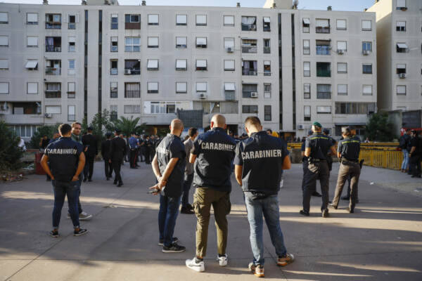 Napoli, nuovo blitz interforze: 300 agenti impegnati in perquisizioni