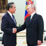 Russia, Putin incontra il ministro degli Esteri cinese Wang Yi