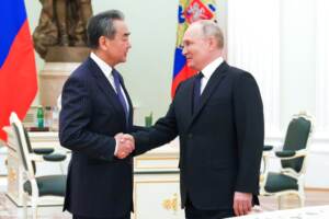 Russia, Putin incontra il ministro degli Esteri cinese Wang Yi