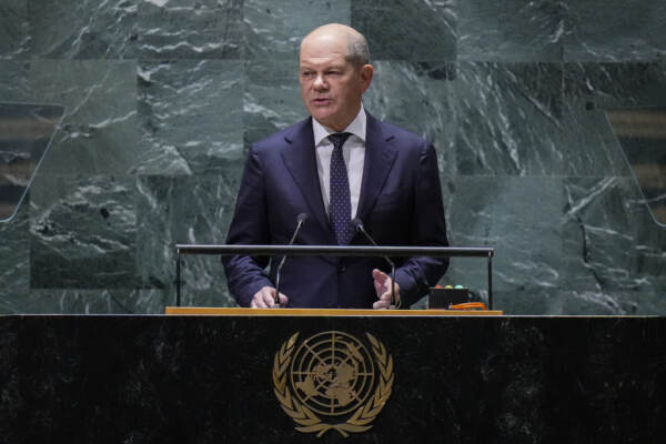 Ucraina, Scholz: “Putin può porre fine a guerra con un solo ordine”