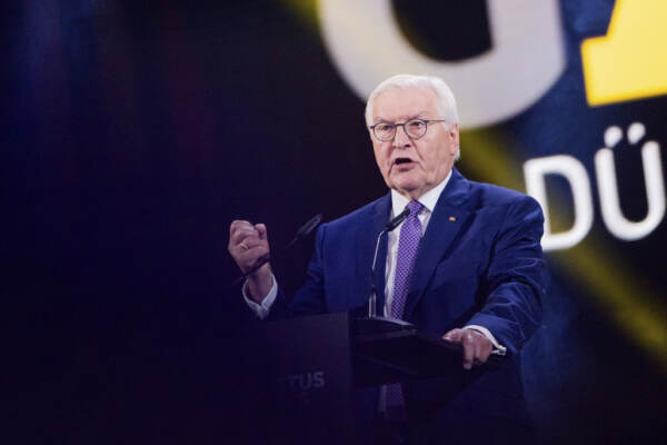 Migranti, Steinmeier: “Italia va lodata, serve meccanismo solidarietà permanente”