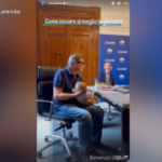 Calenda culla il piccolo Ulysse alla riunione di Azione
