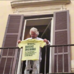 M5S, lo show di Beppe Grillo sul balcone della sede romana