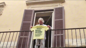 M5S, lo show di Beppe Grillo sul balcone della sede romana