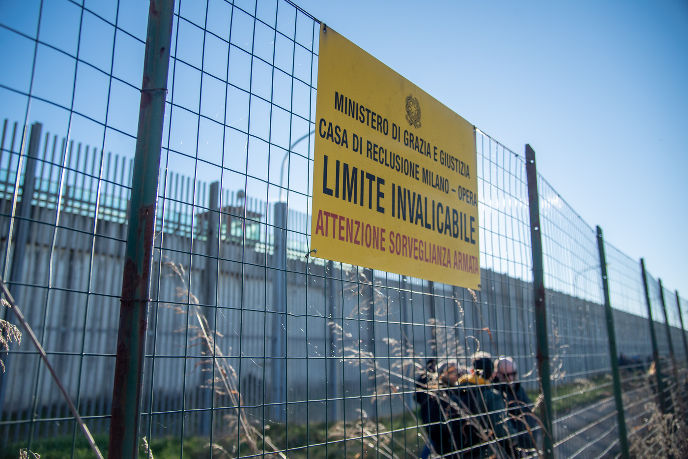 Milano, evade dal carcere e poliziotto lo insegue: cade da secondo piano, è in coma Milano, evade dal carcere e poliziotto lo insegue: cade da secondo piano, è in coma